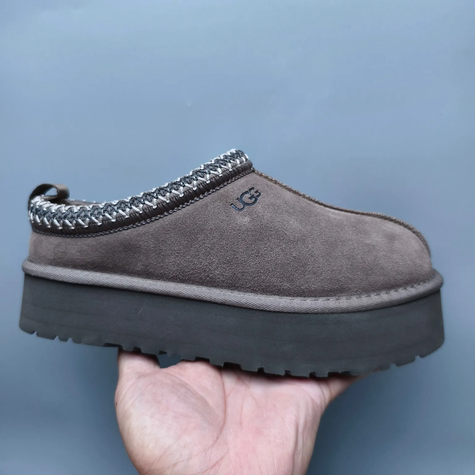 💰440 UGG sheepskin all-in-one snow boots 2553 co-branded national trend style thick-soled one-leg women’s snow boots🐾~ 🍭 A co-branded trendy item launched with well-known designer brands Feng Chen Wang and TELFAR. Zhou Dongyu & Wang Jiaer’s same style Fang Kete boots. The slip-on design makes it easy to put on and take off, and can be used indoors or outdoors. The exotic edging design is eye-catching, and it is definitely worth buying~ 🍭Material: cowhide➕sheep fur Outsole: rubber (light wing technology) 🍭Color: black, maroon, sand, dark green, light gray, chocolate, beige, walnut, brown, dark gray, red 🍭Number of codes: 35-42